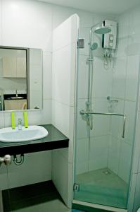马尼拉Studio 89 Katipunan QC的一间带玻璃淋浴和水槽的浴室