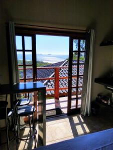 乌巴图巴Burung Flats Itamambuca - Hospedagem com vista para o mar的客房设有海景阳台。