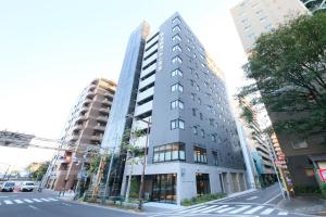 东京S-peria Inn Nihombashi Hakozaki的一条城市街道拐角处的高楼