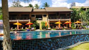 奥南海滩Aonang Hill Krabi-SHA Extra Plus的大楼前设有游泳池的酒店