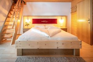 德拉什Hauserhof am Goldberg的一间卧室设有一张大床,并有楼梯