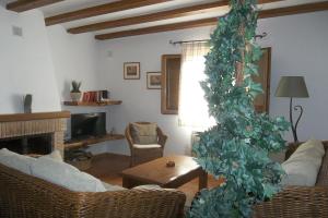 Las Cuevas de CañartCasa Rural El Temple的客厅里设有圣诞树的客厅