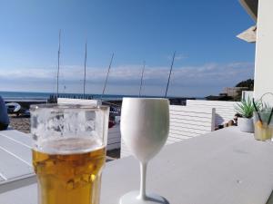 AudembertNature Et Plage的一张桌子上的一杯啤酒,享有海景