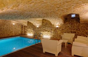 勒芒L'HOTEL PARTICULIER - LE MANS的石头建筑中带游泳池的房间