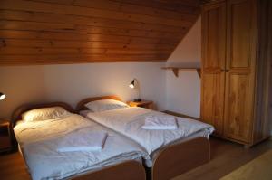 伊斯泰布纳Villa Dorka的一间卧室设有两张床和木制天花板