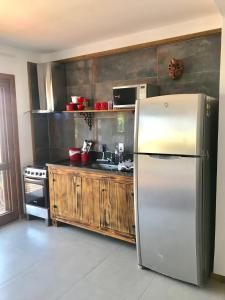 弗洛里亚诺波利斯BeMyGuest Floripa的厨房配有不锈钢冰箱和水槽