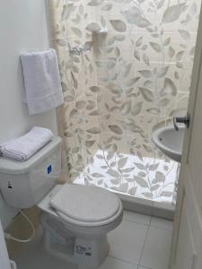 锡卡西亚Hostal Mochileros Inn的浴室配有白色卫生间和淋浴。