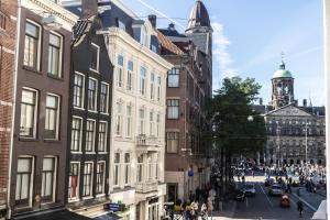 阿姆斯特丹多利亚酒店的街道上拥有建筑和人行道的城市街道