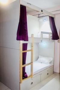 Homestay Ac Dormitory客房内的一张或多张床位