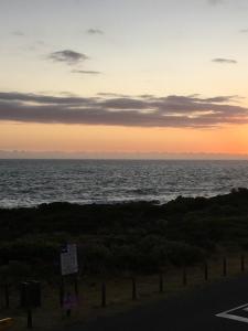 克莱因蒙德Bungalow by the sea near Cape Town的日落时分在路上欣赏海景