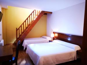 奥尔迪诺圣巴巴拉德拉瓦尔德奥尔迪诺酒店的带两张床和楼梯的房间