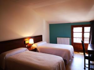 奥尔迪诺圣巴巴拉德拉瓦尔德奥尔迪诺酒店的酒店客房设有两张床和窗户。