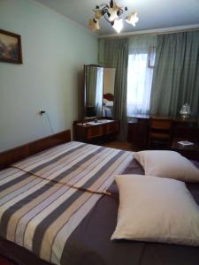 利沃夫Apartments in Lviv的一间卧室配有一张特大号床,床上有绳子