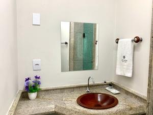波多韦柳SAMIR HOTEL COMFORT的一间带水槽和镜子的浴室
