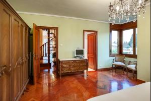 BergondoOktheway Villa Maneiro的客厅铺有木地板,配有电视。