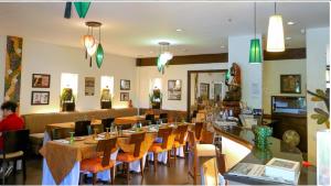 奥隆阿波Segara Villas的一间设有长桌子和椅子的餐厅,里面有人