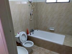 清道Mondala Resort的浴室配有卫生间、浴缸和卫生间。