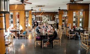 清迈布里斯里精品酒店的一群坐在餐厅桌子上的人