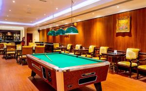 迪拜阿尔巴沙怡东大酒店的带酒吧的客房内的台球桌