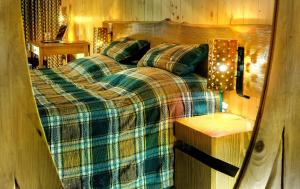 迪马诺卡多林纳Hotel Tri Studničky - Adult friendly的一间卧室配有一张带铺着平底毯的床