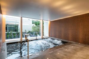 波尔图Catalonia Porto的浴室配有带水的浴缸。