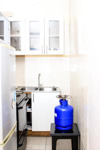 哈拉雷Villa Prince的厨房配有一张桌子上的大型蓝色容器