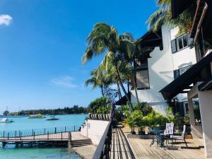 格兰贝伊appartement Grand Baie île Maurice的房屋享有水景