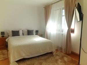 瓦马极光旅馆的卧室配有白色的床和窗户。