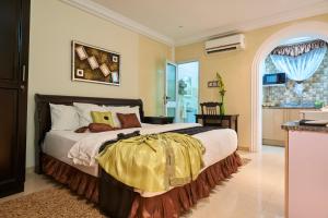 阿克拉The Ritzz Exclusive Guest House的一间卧室设有一张黄色墙壁的大床