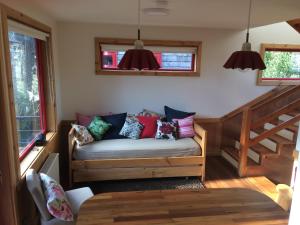 巴拉斯港Almabosque Cabañas的客厅配有带色彩缤纷枕头的沙发