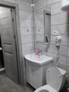 巴蒂Studio on Stefan 37的一间带卫生间、水槽和镜子的浴室