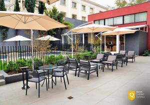 圣地亚哥帕纳美丽嘉纳普罗维登西亚酒店的一个带桌椅和遮阳伞的庭院