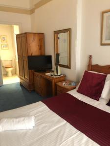 格拉斯哥格鲁吉亚庄园的酒店客房设有两张床和电视。
