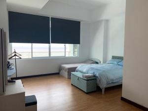 米里Bay Resort Condominium, 7, Beach-front Sea view, 6-8 PAX的一间卧室设有一张床和一个大窗户