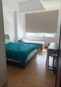 米里Bay Resort Condominium, 7, Beach-front Sea view, 6-8 PAX的一间卧室设有两张床和窗户。