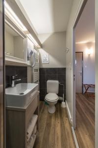 瓦卢瓦尔加利比耶酒店的浴室配有白色卫生间和盥洗盆。