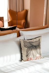 纽约蒙德里安公园大道酒店的床上有枕头,上面有枕头