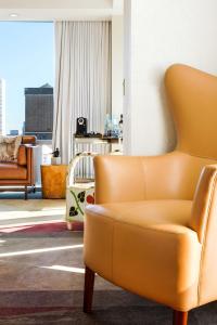 纽约蒙德里安公园大道酒店的客厅配有沙发和椅子