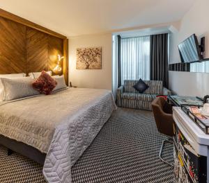 伊斯坦布尔帕克豪斯酒店和Spa中心的配有一张床和一把椅子的酒店客房