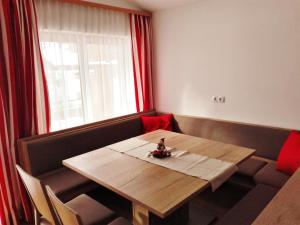 弗拉绍菲林豪斯伯格兰公寓的一间带木桌和窗户的用餐室