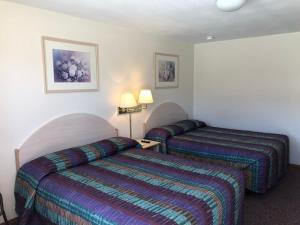 GreybullWheels Motel的一间酒店客房,房间内设有两张床