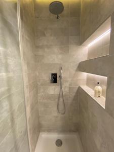佛罗伦萨Cantorial Charme的带淋浴、水槽和卫生间的浴室