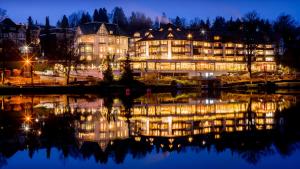 巴特萨克萨Romantischer Winkel RoLigio & Wellness Resort的一座在夜间水面上灯亮的大建筑