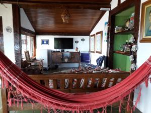伊利亚贝拉Casa das Ilhas的房屋客厅的吊床
