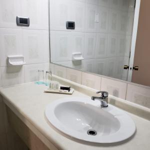 阿里卡盖维纳快捷酒店的浴室设有白色水槽和镜子