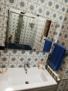 卡坦扎罗A casa di marcello的浴室设有白色水槽和镜子
