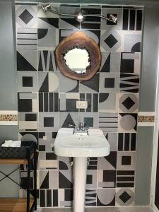 巴亚尔塔港Ixaya的浴室设有水槽和墙上的镜子
