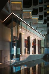 香港港威酒店的一座带玻璃窗和楼梯的建筑
