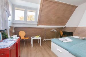 鹿特丹Residentie Blijdorp的卧室配有一张床和一张桌子及椅子