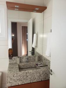 卡内拉Casa Linda Canela condomínio!!! 39的一间带水槽和镜子的浴室